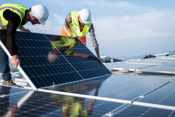 Hombres instalando paneles solares