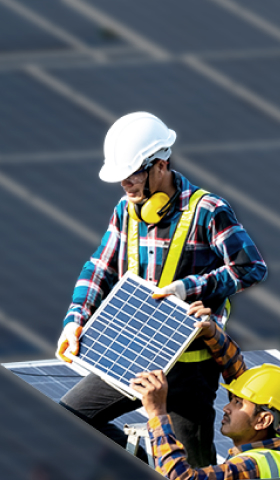 Trabajadores de Prologis de las soluciones de energía y mobilidad, instalando paneles solares