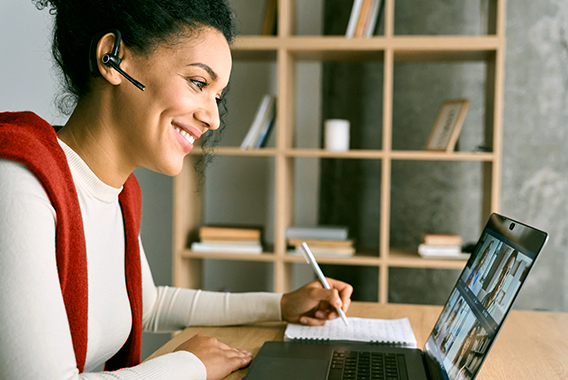 Mujer siguiendo una sesión de capacitación en línea en su laptop